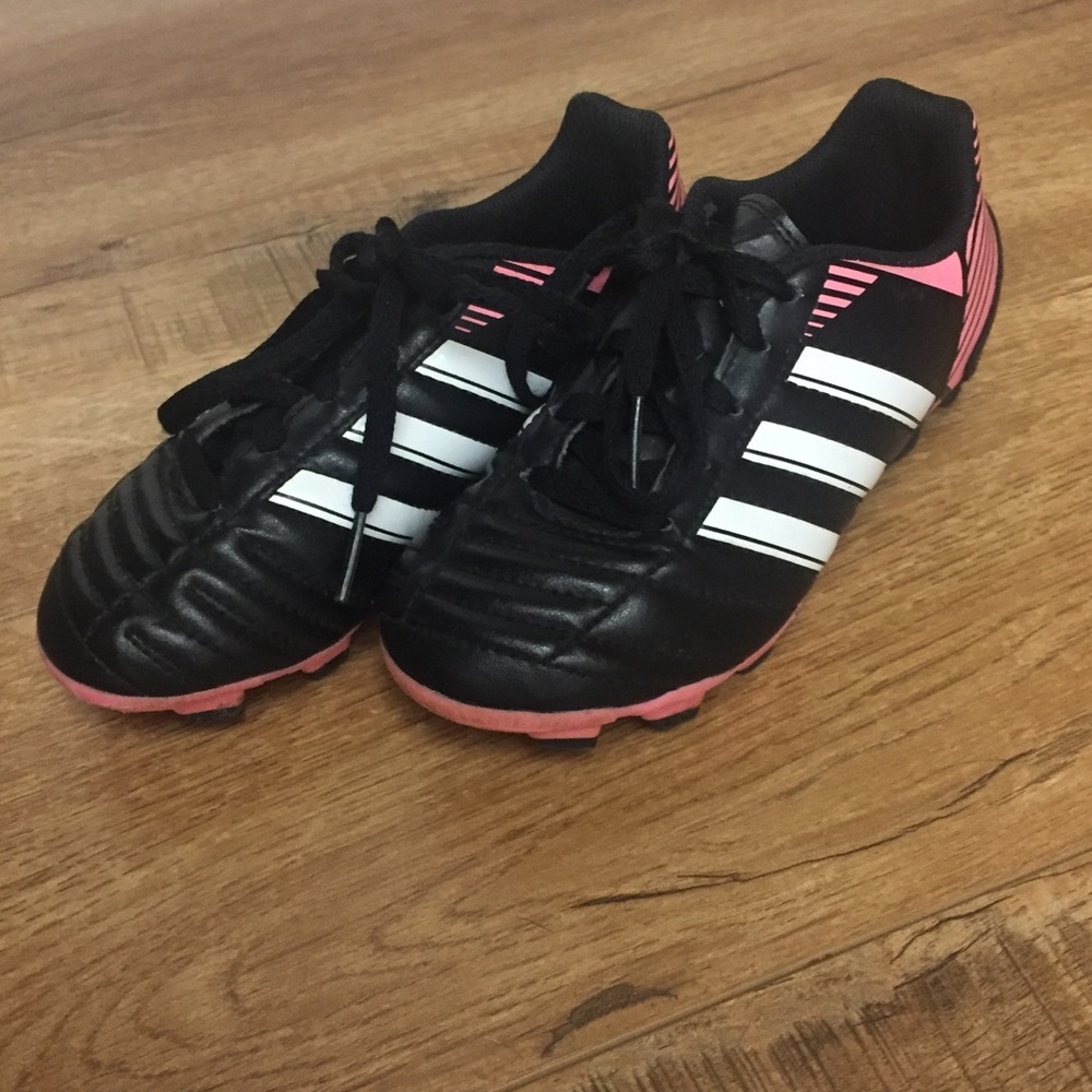 Girls size 12.5 soccer cleats in great condition